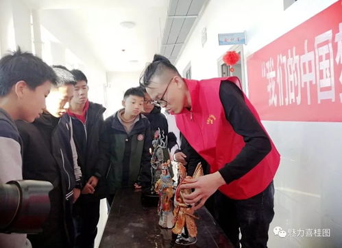 石拐區文聯組織文藝志愿者開展“我們的中國夢——文化進萬家、進校園”文化藝術交流活動